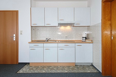 Ferienwohnung 1 - Wohnzimmer mit integriertem Küchenbereich