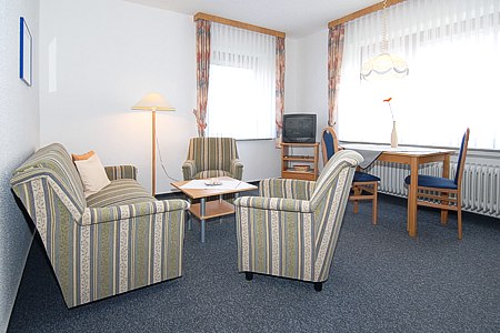 Ferienwohnung 1 - Wohnzimmer mit integriertem Küchenbereich