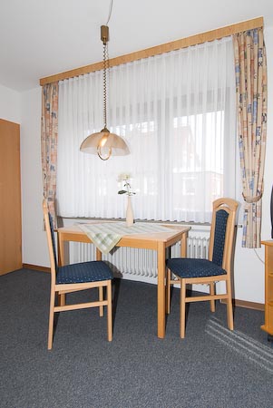 Ferienwohnung 2 - Wohnzimmer mit integriertem Küchenbereich