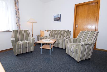 Ferienwohnung 2 - Wohnzimmer mit integriertem Küchenbereich