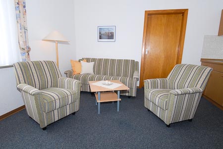 Ferienwohnung 2 - Wohnzimmer mit integriertem Küchenbereich