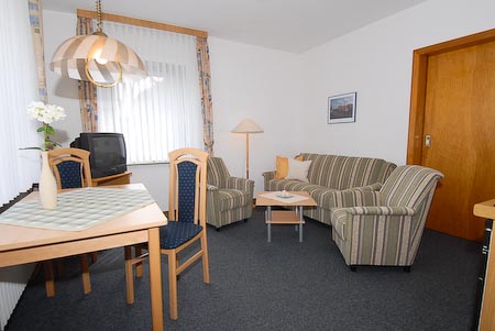 Ferienwohnung 2 - Wohnzimmer mit integriertem Küchenbereich