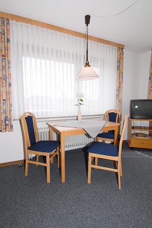 Ferienwohnung 4 - Wohnzimmer mit integriertem Küchenbereich