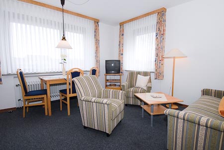 Ferienwohnung 4 - Wohnzimmer mit integriertem Küchenbereich