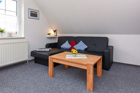 Ferienwohnung „Backbord“ - Wohnzimmer mit integriertem Küchenbereich