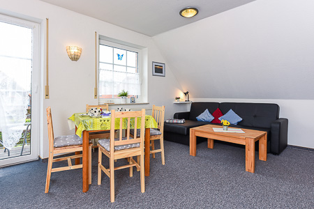 Ferienwohnung „Backbord“ - Wohnzimmer mit integriertem Küchenbereich