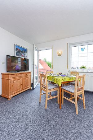 Ferienwohnung „Backbord“ - Wohnzimmer mit integriertem Küchenbereich