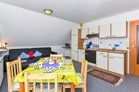 Ferienwohnung „Backbord“ - Wohnzimmer mit integriertem Küchenbereich