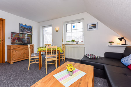 Ferienwohnung „Backbord“ - Wohnzimmer mit integriertem Küchenbereich