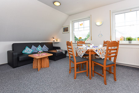 Ferienwohnung „Steuerbord“ - Wohnzimmer mit integriertem Küchenbereich