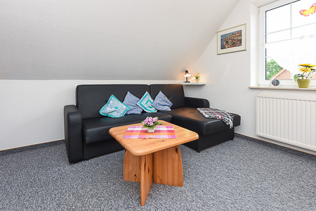 Ferienwohnung „Steuerbord“ - Wohnzimmer mit integriertem Küchenbereich