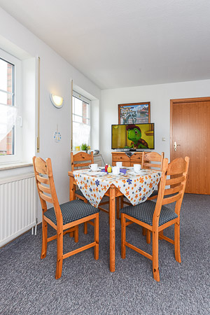 Ferienwohnung „Steuerbord“ - Wohnzimmer mit integriertem Küchenbereich