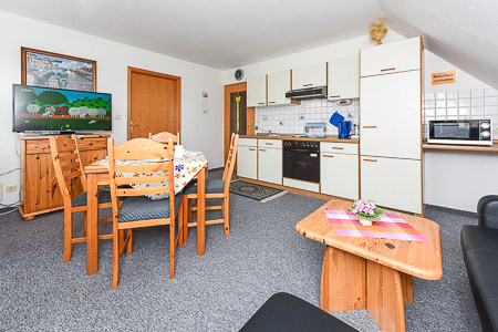 Ferienwohnung „Steuerbord“ - Wohnzimmer mit integriertem Küchenbereich