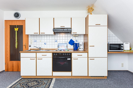 Ferienwohnung „Steuerbord“ - Wohnzimmer mit integriertem Küchenbereich