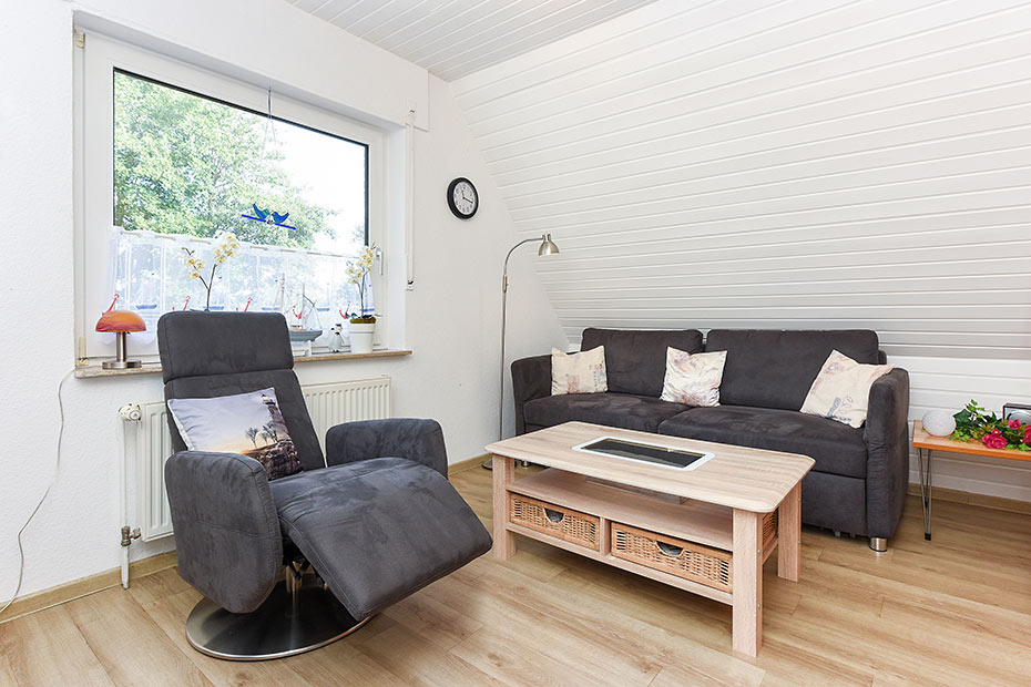 Ferienwohnung „Seebrise“ - Wohnzimmer mit integriertem Küchenbereich