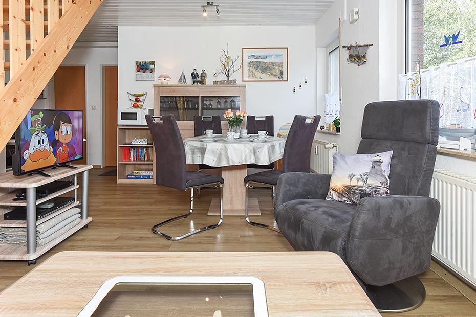 Ferienwohnung „Seebrise“ - Wohnzimmer mit integriertem Küchenbereich