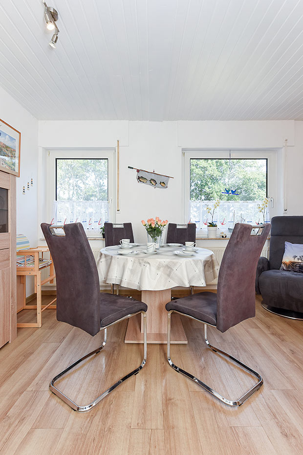 Ferienwohnung „Seebrise“ - Wohnzimmer mit integriertem Küchenbereich