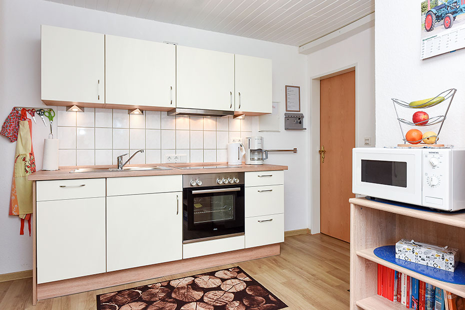 Ferienwohnung „Seebrise“ - Wohnzimmer mit integriertem Küchenbereich