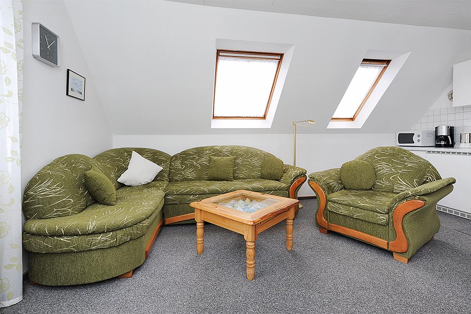 Ferienwohnung „Sonnenaufgang“ - Wohnzimmer mit integriertem Küchenbereich