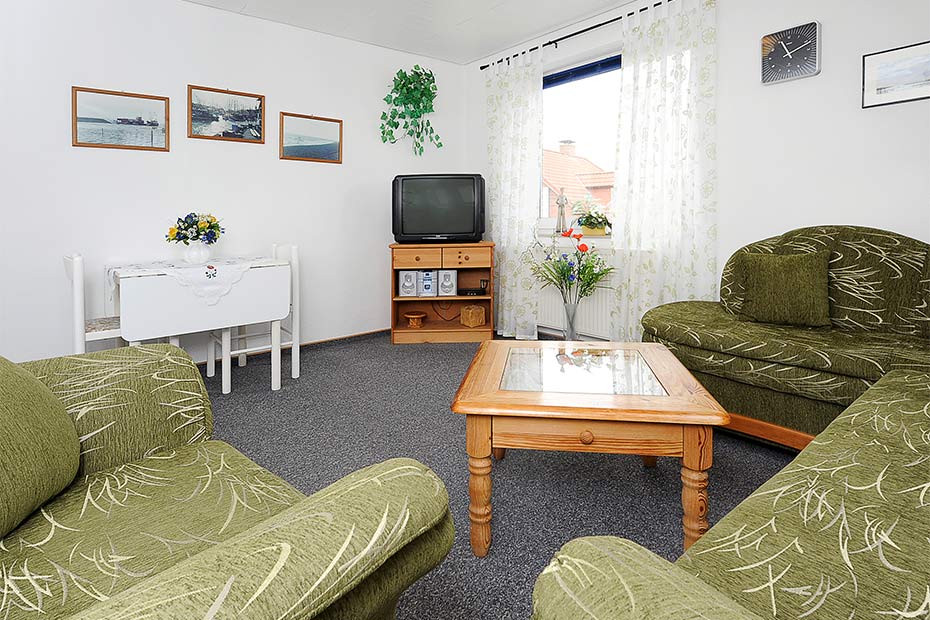 Ferienwohnung „Sonnenaufgang“ - Wohnzimmer mit integriertem Küchenbereich