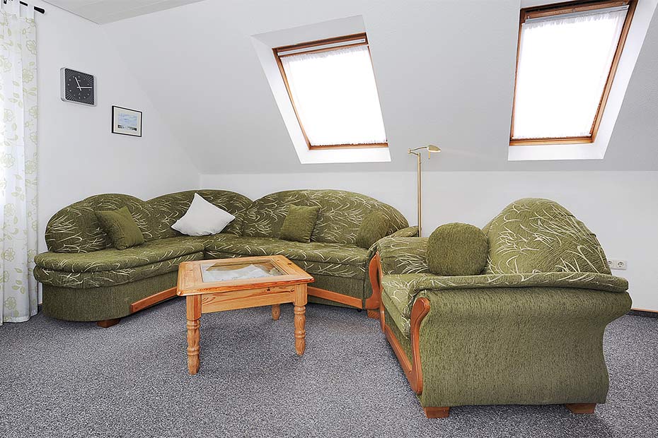 Ferienwohnung „Sonnenaufgang“ - Wohnzimmer mit integriertem Küchenbereich