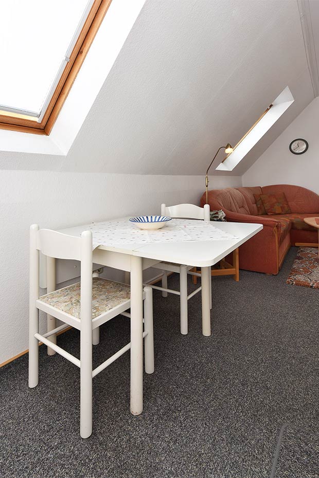 Ferienwohnung „Sonnenuntergang“ - Wohnzimmer mit integriertem Küchenbereich