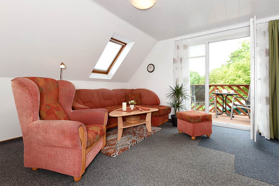 Ferienwohnung „Sonnenuntergang“ - Wohnzimmer mit integriertem Küchenbereich