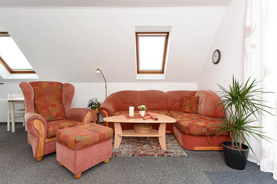 Ferienwohnung „Sonnenuntergang“ - Wohnzimmer mit integriertem Küchenbereich