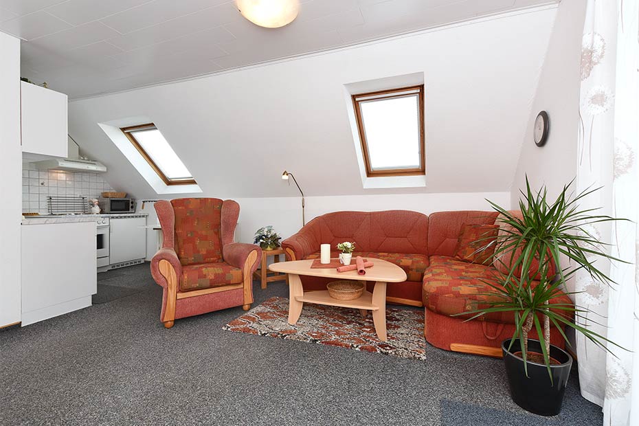 Ferienwohnung „Sonnenuntergang“ - Wohnzimmer mit integriertem Küchenbereich