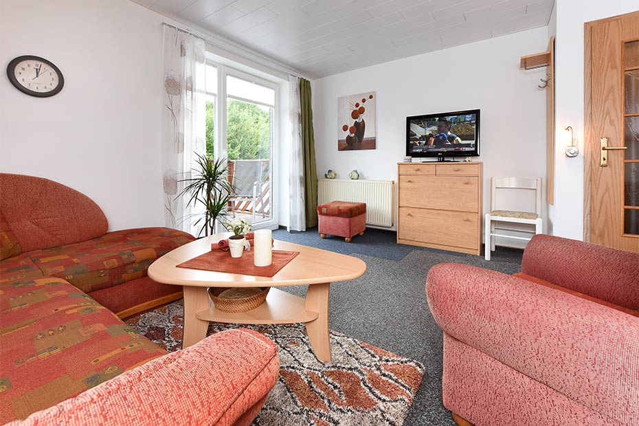 Ferienwohnung „Sonnenuntergang“ - Wohnzimmer mit integriertem Küchenbereich