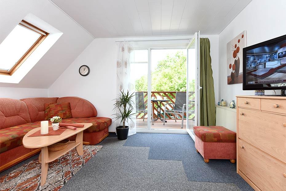 Ferienwohnung „Sonnenuntergang“ - Wohnzimmer mit integriertem Küchenbereich