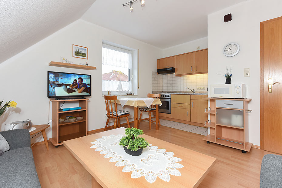Ferienwohnung „Nord“ - Wohnzimmer mit integriertem Küchenbereich