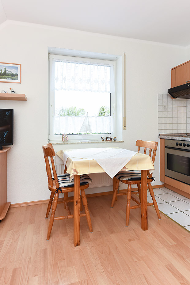 Ferienwohnung „Nord“ - Wohnzimmer mit integriertem Küchenbereich