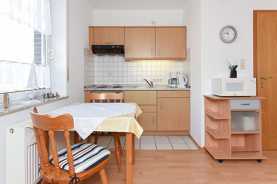 Ferienwohnung „Nord“ - Wohnzimmer mit integriertem Küchenbereich