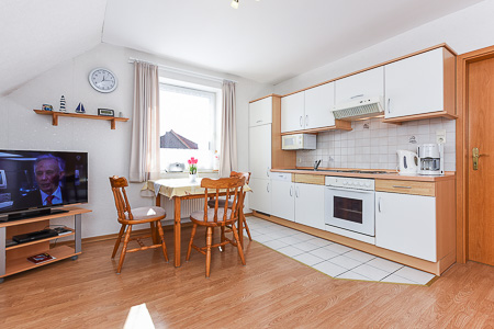 Ferienwohnung „Süd“ - Wohnzimmer mit integriertem Küchenbereich