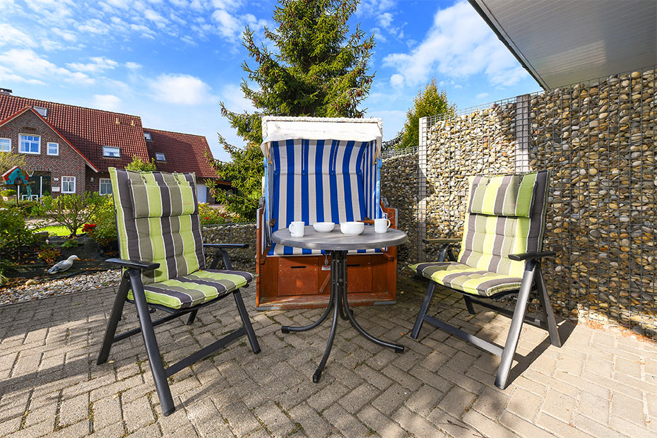Ferienwohnung „Friesengold“ - Terrasse mit Strandkorb