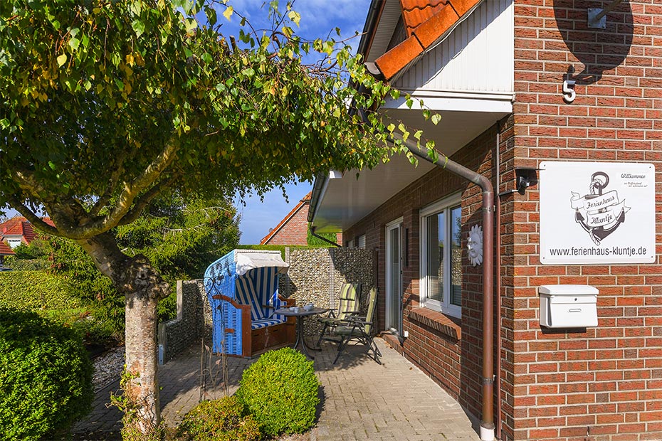 Ferienwohnung „Friesengold“ - Terrasse mit Strandkorb