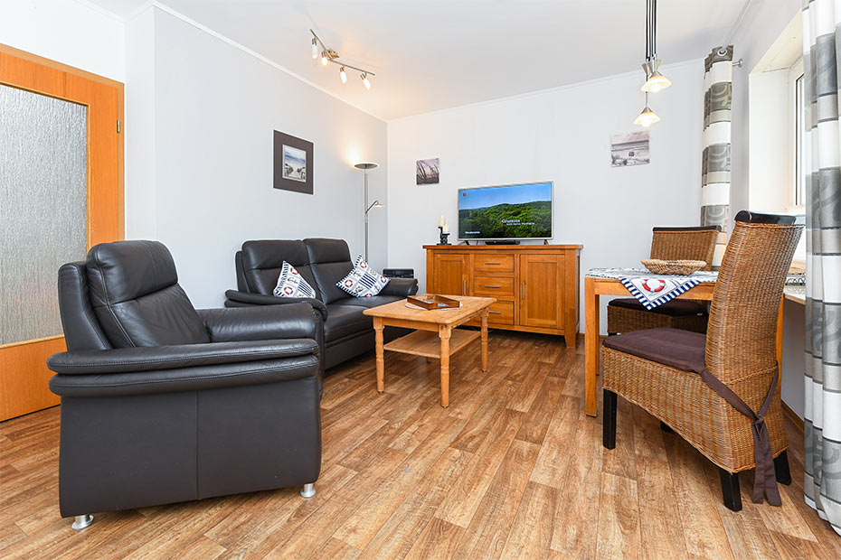 Ferienwohnung „Friesengold“ - Wohnzimmer mit integriertem Küchenbereich