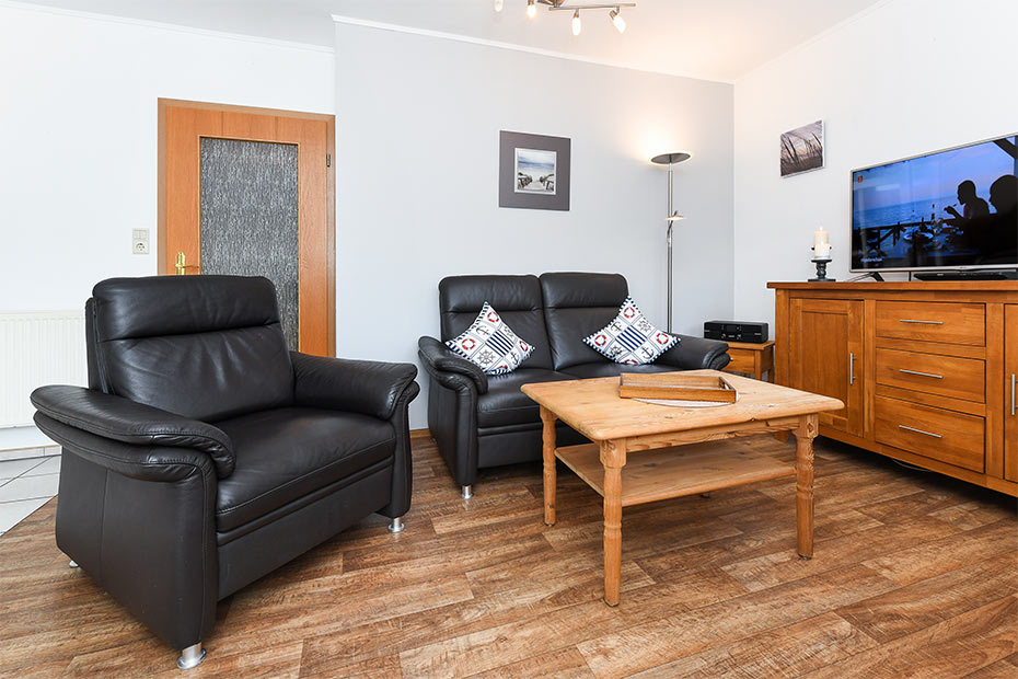 Ferienwohnung „Friesengold“ - Wohnzimmer mit integriertem Küchenbereich