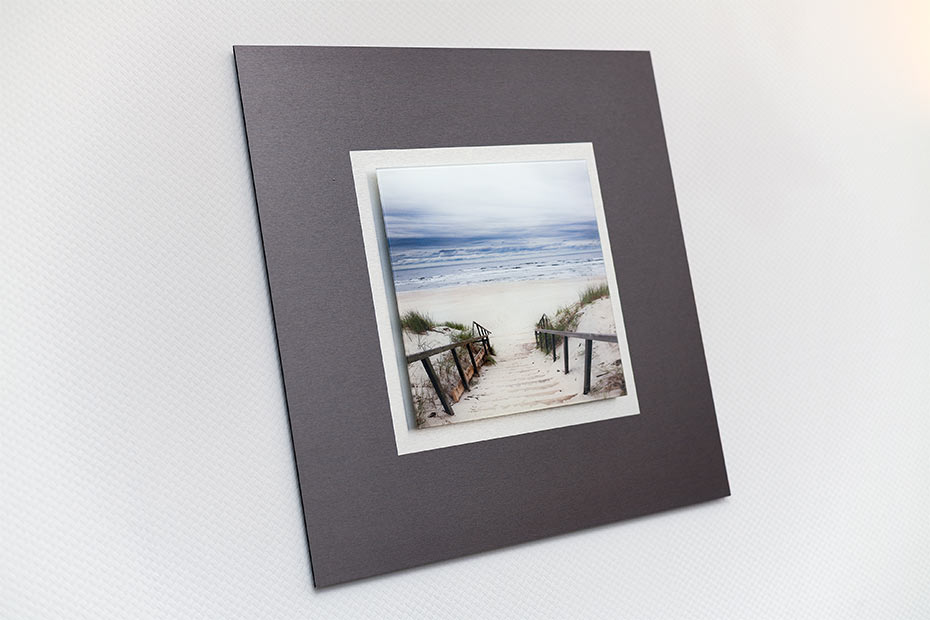 Ferienwohnung „Friesengold“ - Wohnzimmer mit integriertem Küchenbereich