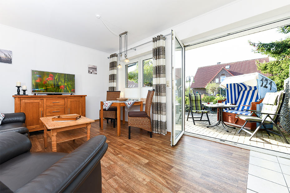 Ferienwohnung „Friesengold“ - Wohnzimmer mit integriertem Küchenbereich