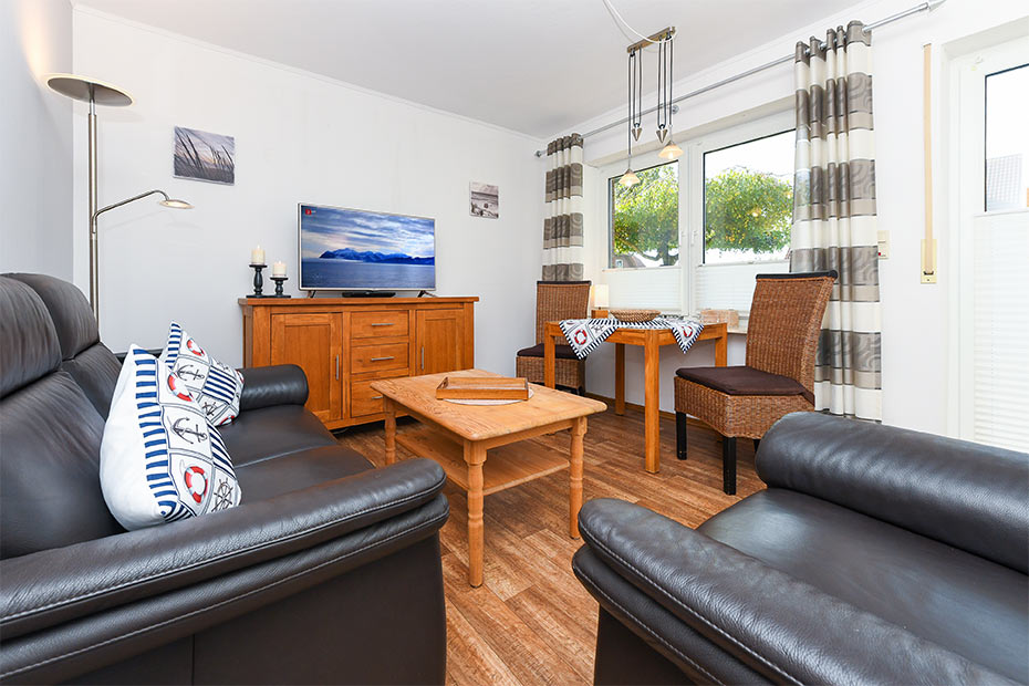 Ferienwohnung „Friesengold“ - Wohnzimmer mit integriertem Küchenbereich
