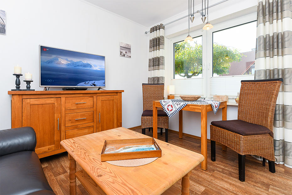 Ferienwohnung „Friesengold“ - Wohnzimmer mit integriertem Küchenbereich
