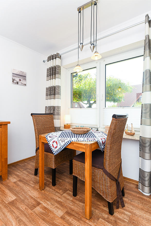 Ferienwohnung „Friesengold“ - Wohnzimmer mit integriertem Küchenbereich