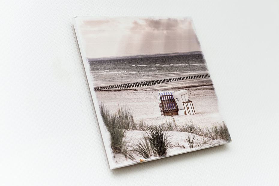 Ferienwohnung „Friesengold“ - Wohnzimmer mit integriertem Küchenbereich