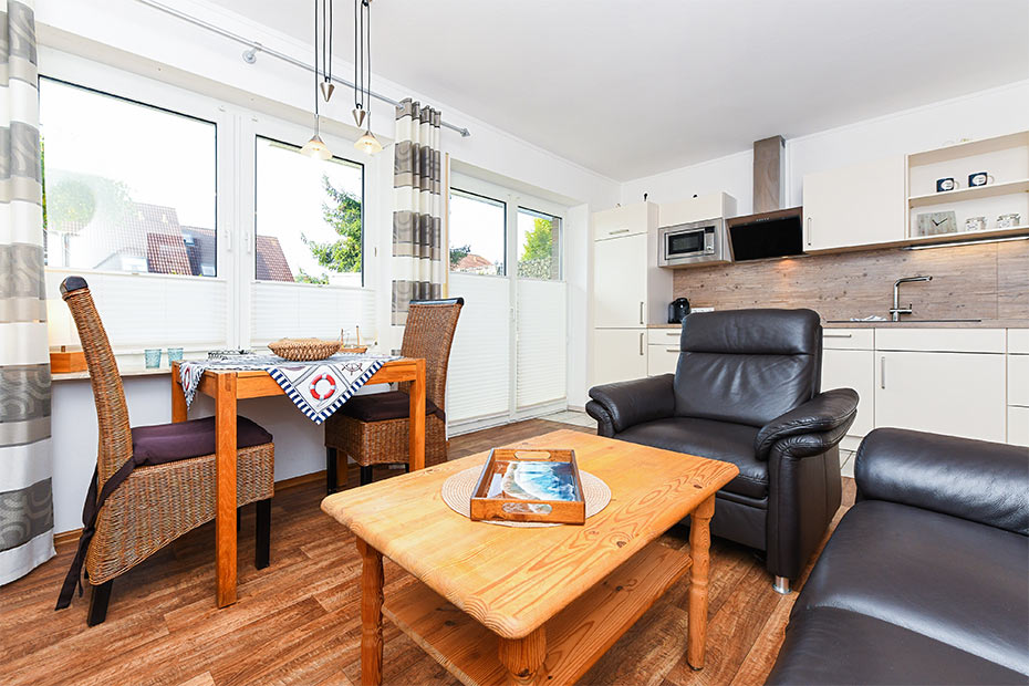 Ferienwohnung „Friesengold“ - Wohnzimmer mit integriertem Küchenbereich