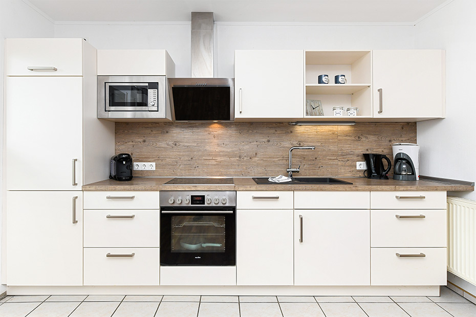 Ferienwohnung „Friesengold“ - Wohnzimmer mit integriertem Küchenbereich