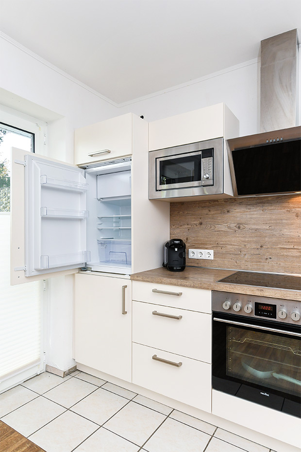 Ferienwohnung „Friesengold“ - Wohnzimmer mit integriertem Küchenbereich