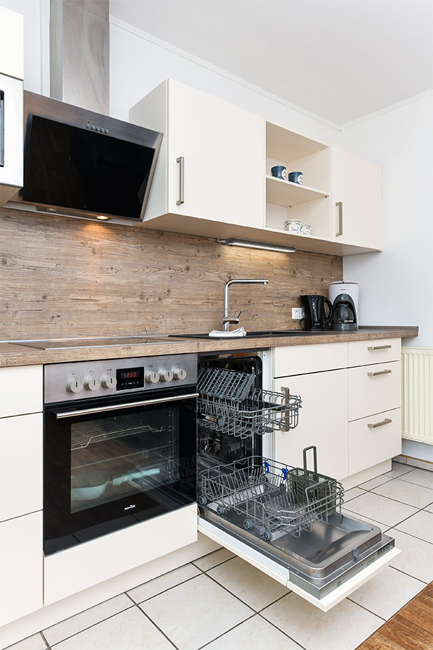 Ferienwohnung „Friesengold“ - Wohnzimmer mit integriertem Küchenbereich