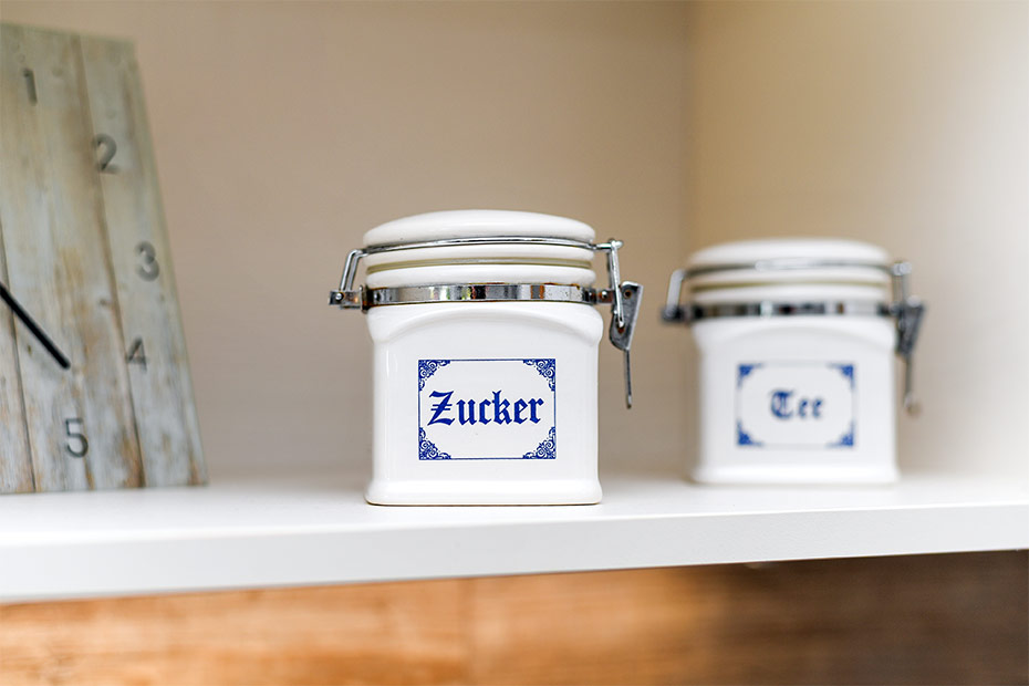 Ferienwohnung „Friesengold“ - Wohnzimmer mit integriertem Küchenbereich